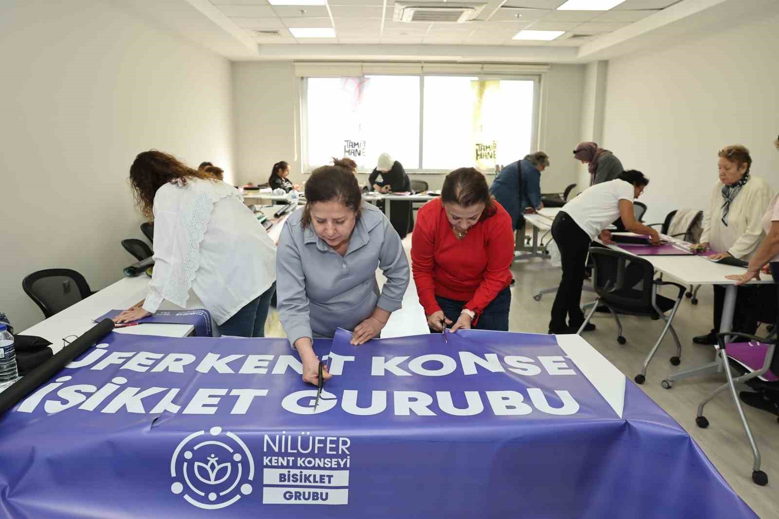 Atıklar, kadınların ellerinde rengarenk çantalara dönüştü
