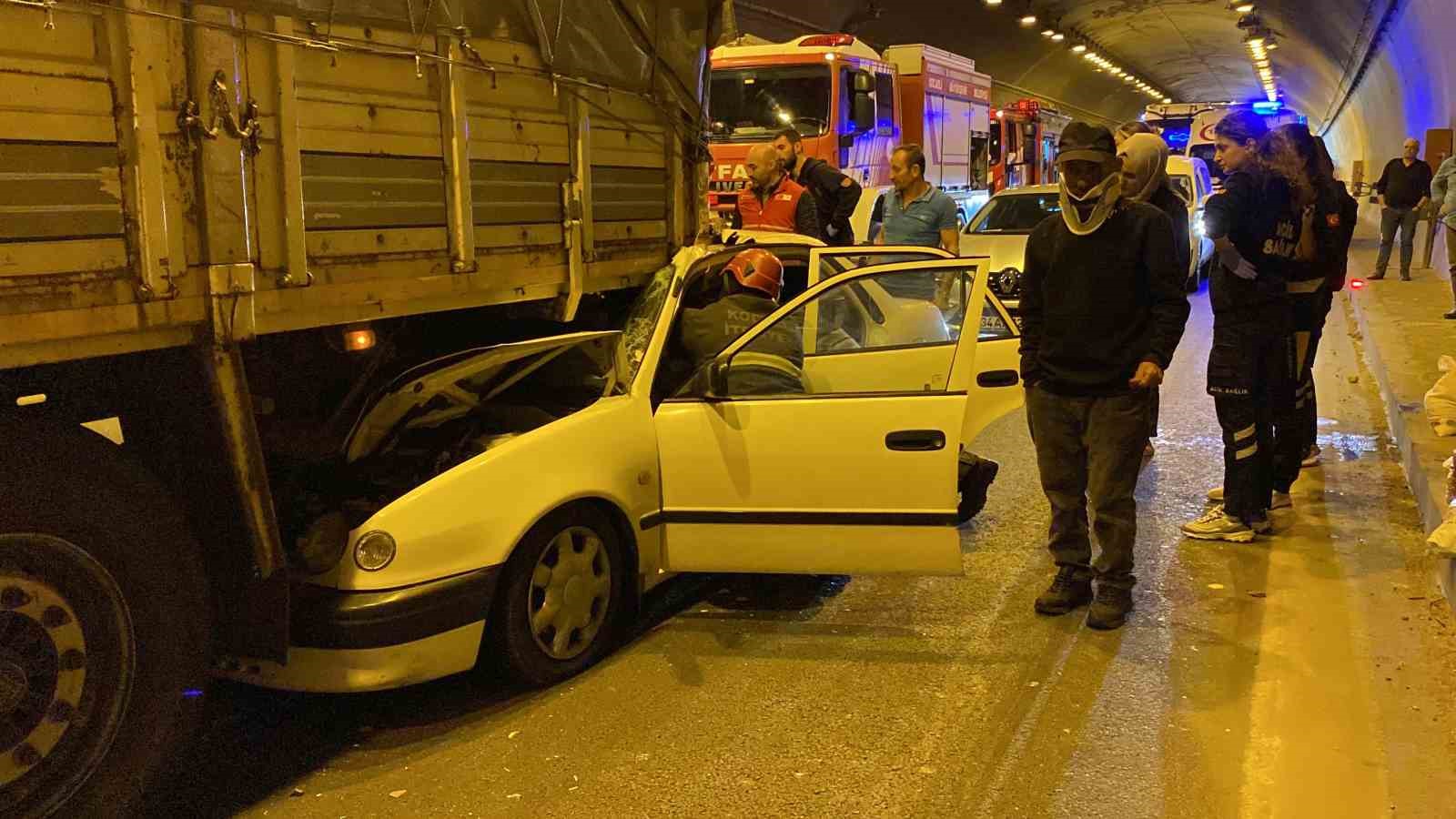 Kocaeli’de feci kaza, tırın altına girdiler
