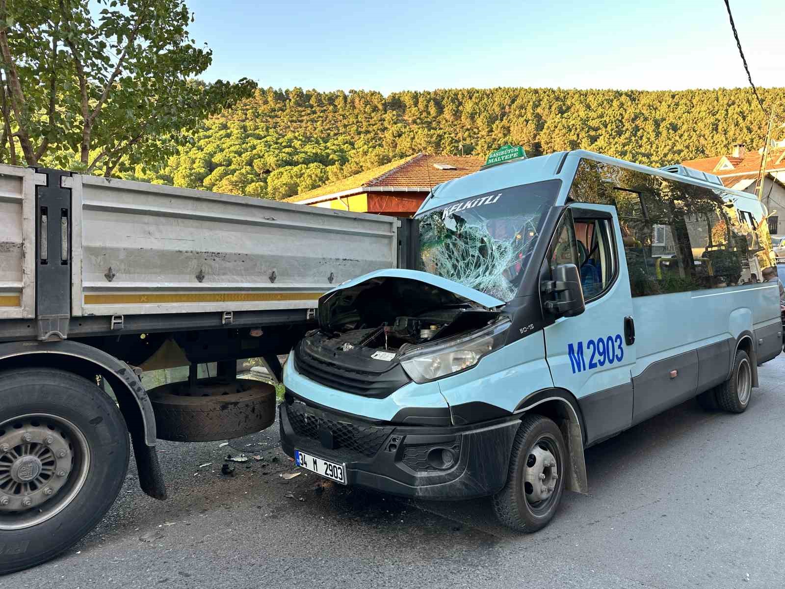 Maltepe’de yolcu minibüsü park halindeki tıra çarptı: 8 yaralı
