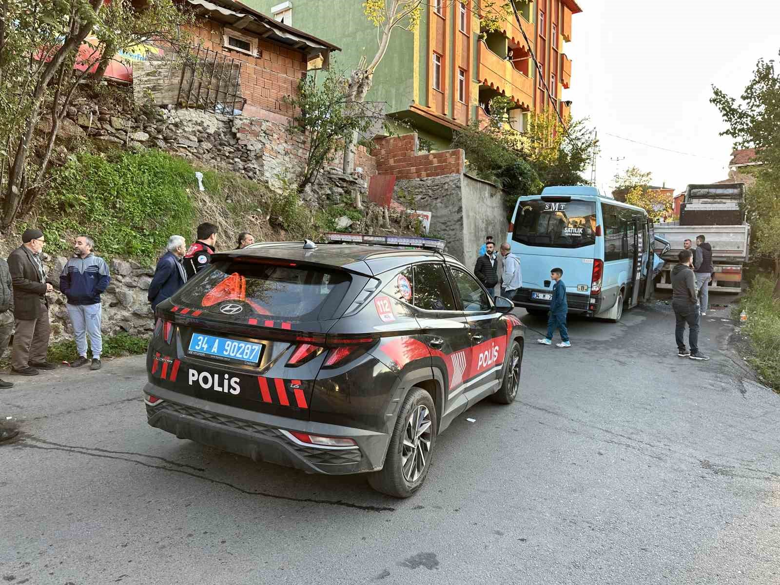 Maltepe’de yolcu minibüsü park halindeki tıra çarptı: 8 yaralı
