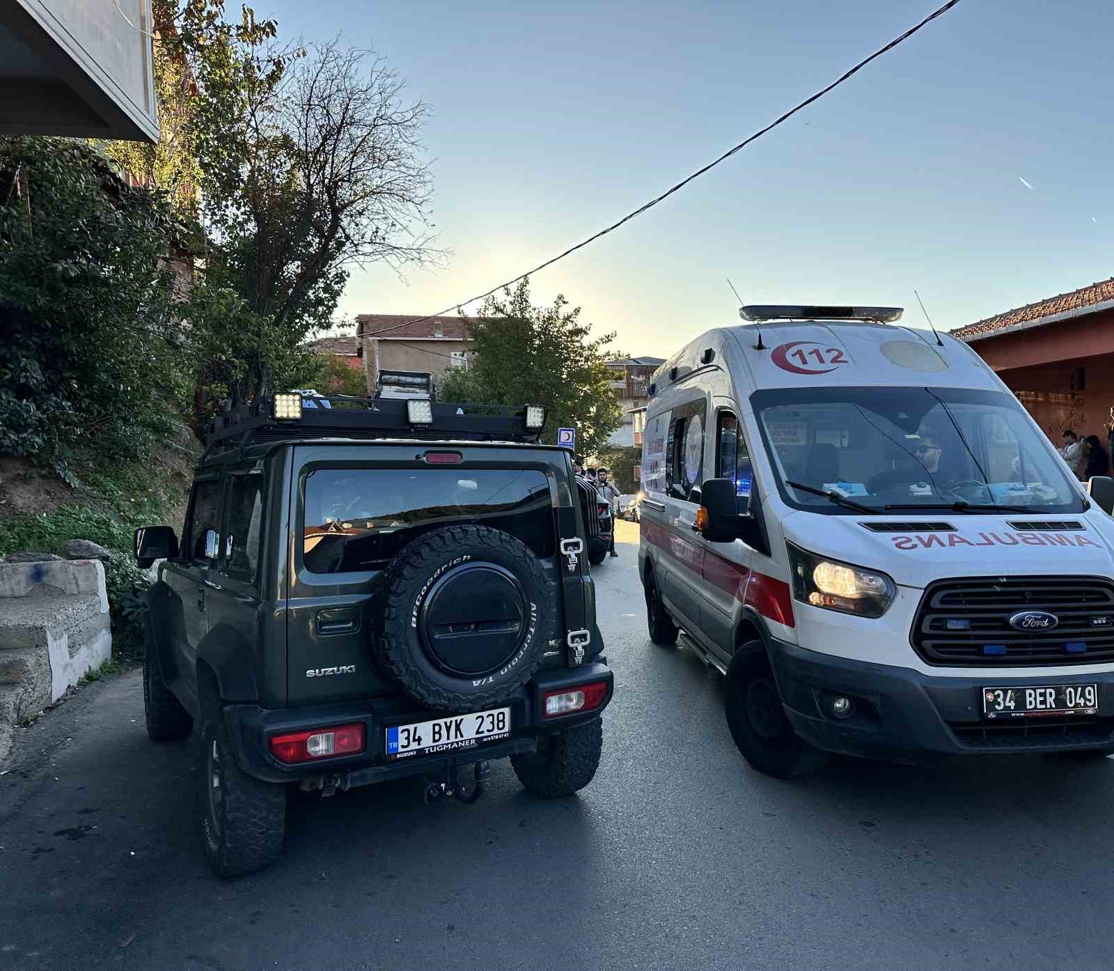 Maltepe’de yolcu minibüsü park halindeki tıra çarptı: 8 yaralı
