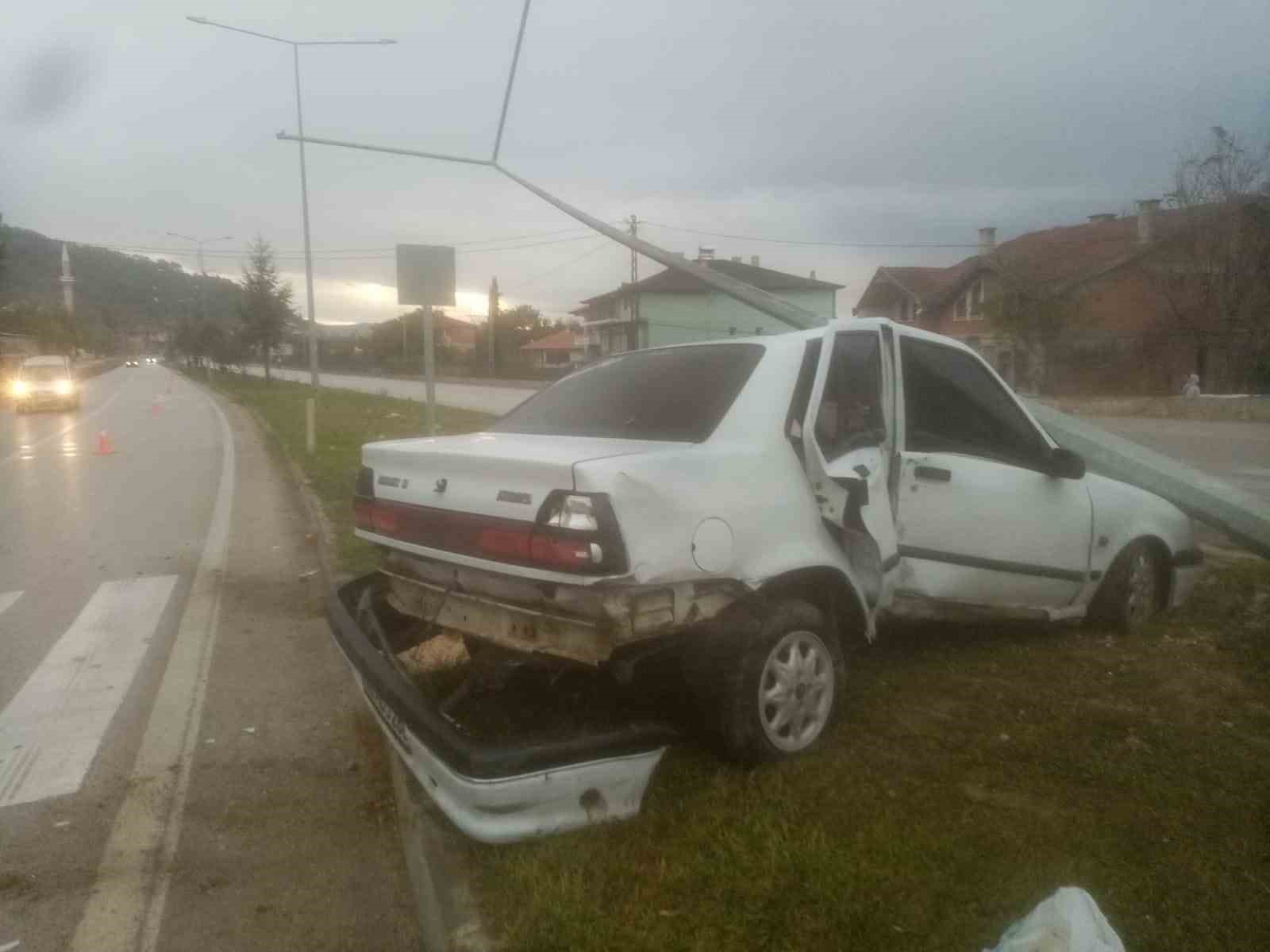 Amasya’da refüje dalan otomobil aydınlatma direğine çarptı: 1 yaralı
