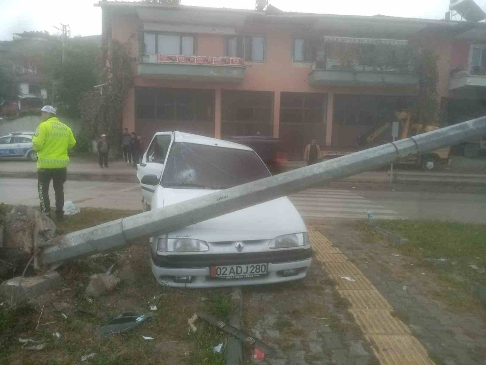 Amasya’da refüje dalan otomobil aydınlatma direğine çarptı: 1 yaralı
