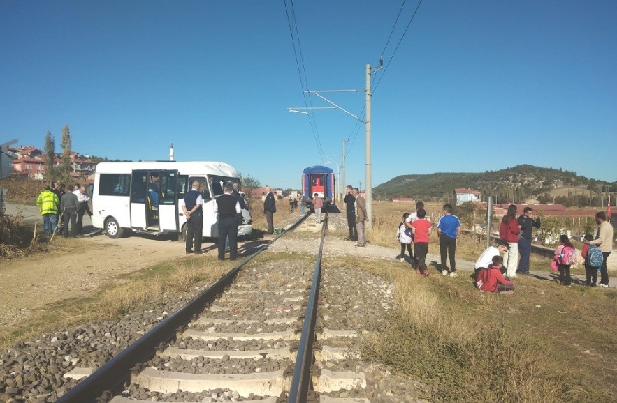 Tavşanlı’da öğrenci servisi trenin arka vagonuna çarptı
