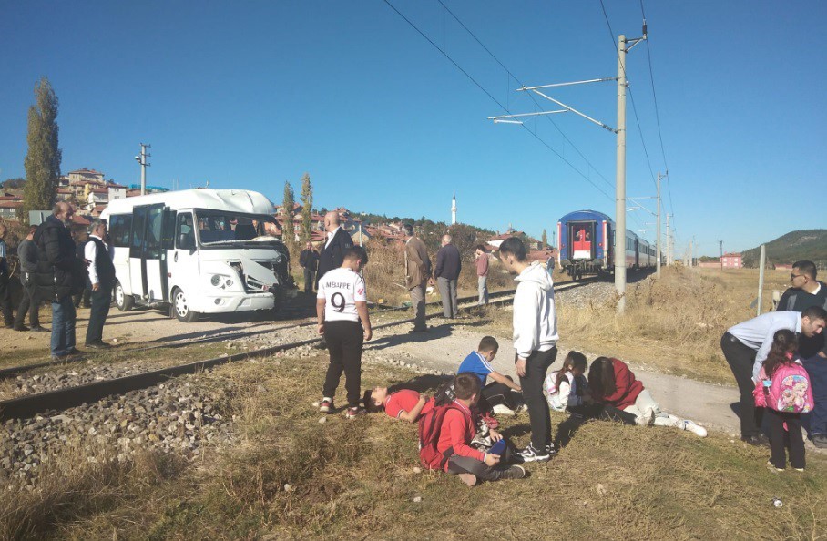 Tavşanlı’da öğrenci servisi trenin arka vagonuna çarptı
