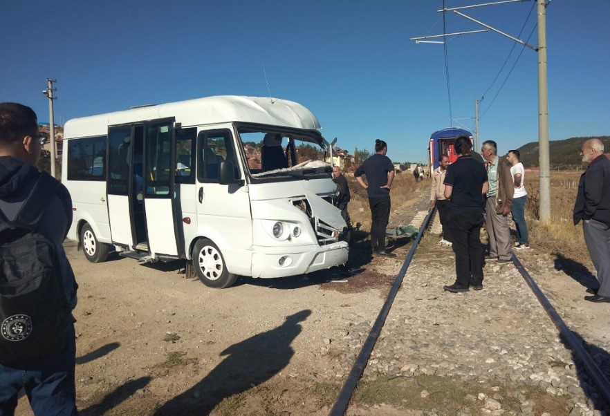 Tavşanlı’da öğrenci servisi trenin arka vagonuna çarptı
