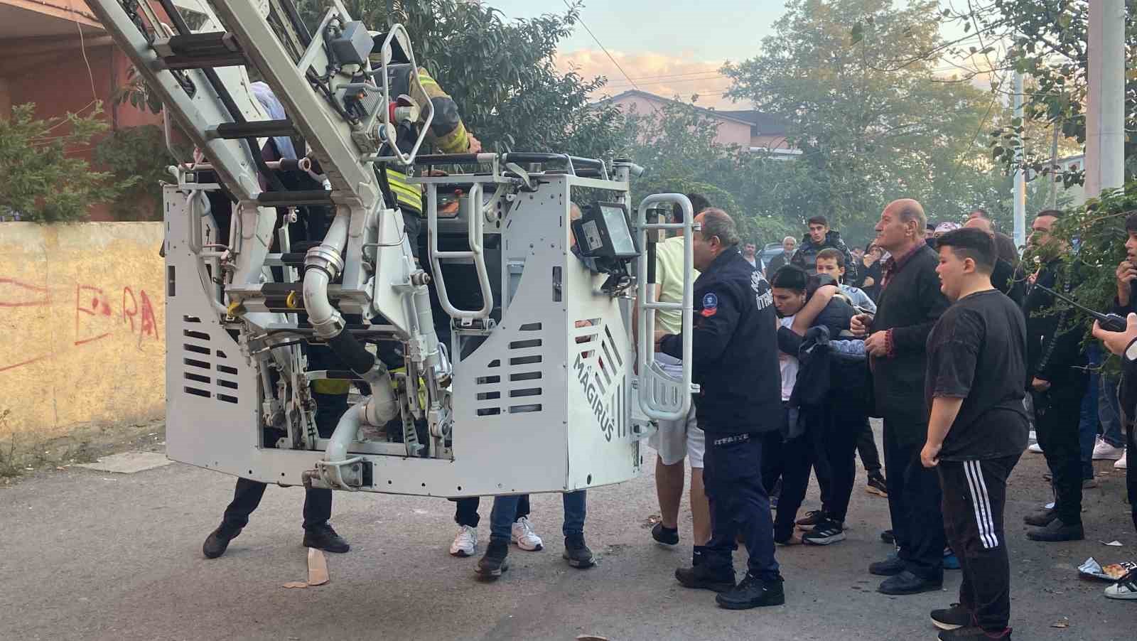 4 katlı binada yangın paniği: Mahsur kalanları itfaiye kurtardı
