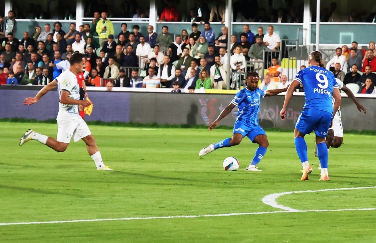 Trendyol Süper Lig: Bodrum FK: 0 - Çaykur Rizespor: 0 (İlk yarı)
