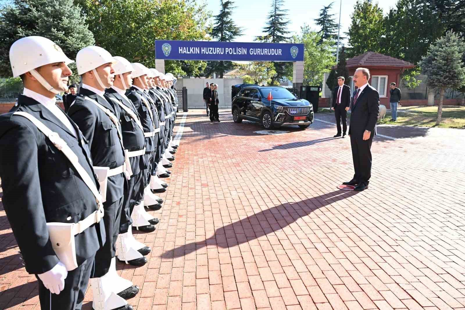 Isparta’da emniyet ve jandarma teşkilatına 11 araç
