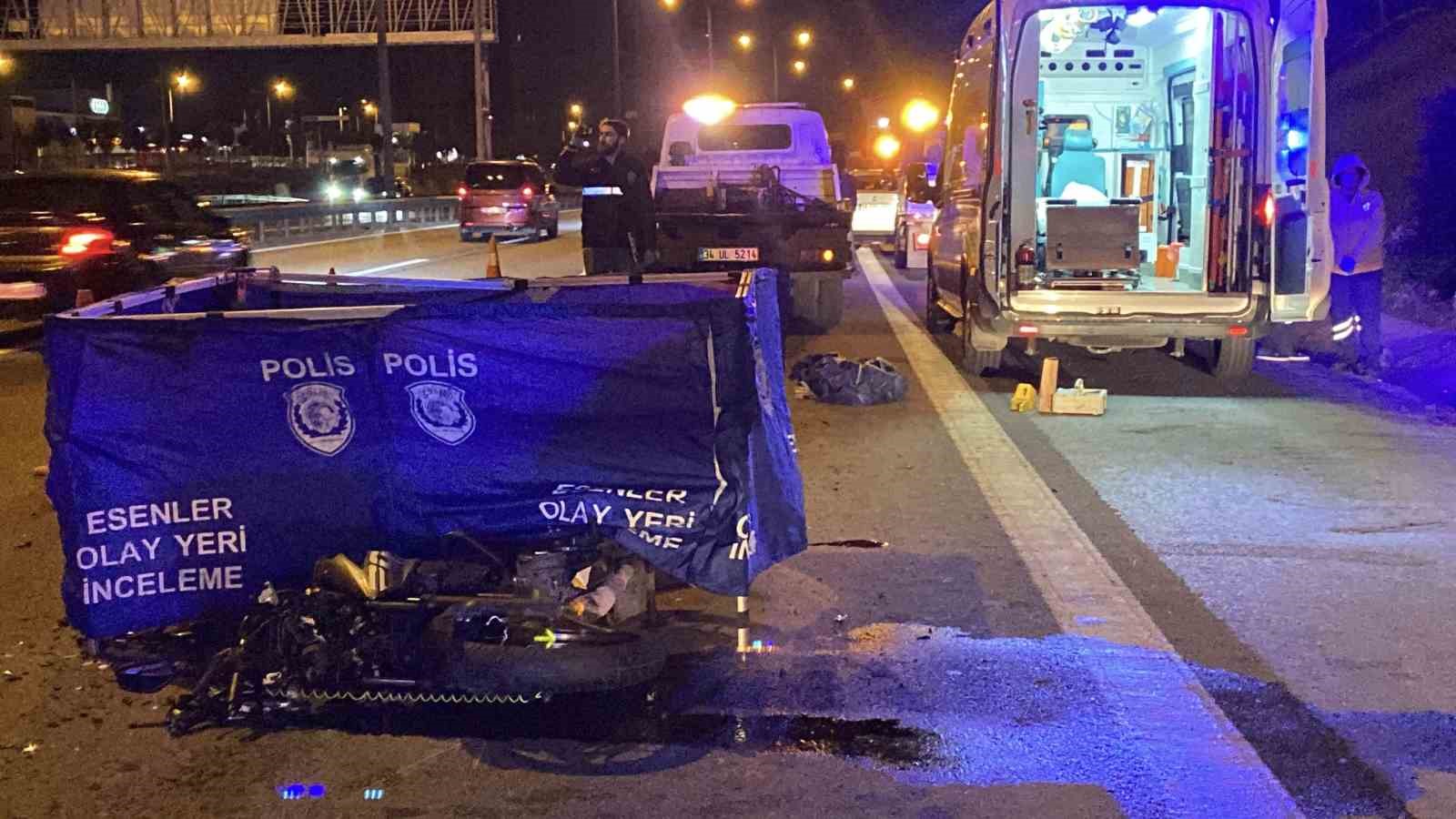 Esenler TEM Otoyolu’nda feci kaza... Motosiklet asfalt yenileme aracına çarptı: 1 ölü
