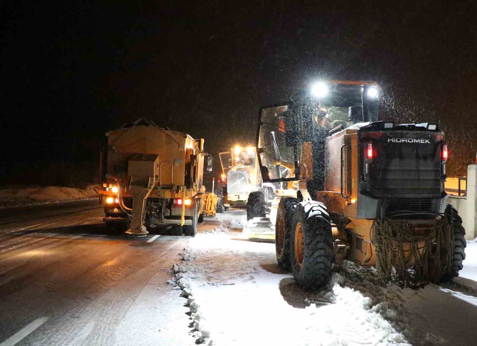 Kop Dağı Geçidinde kar ve tipi etkili oldu
