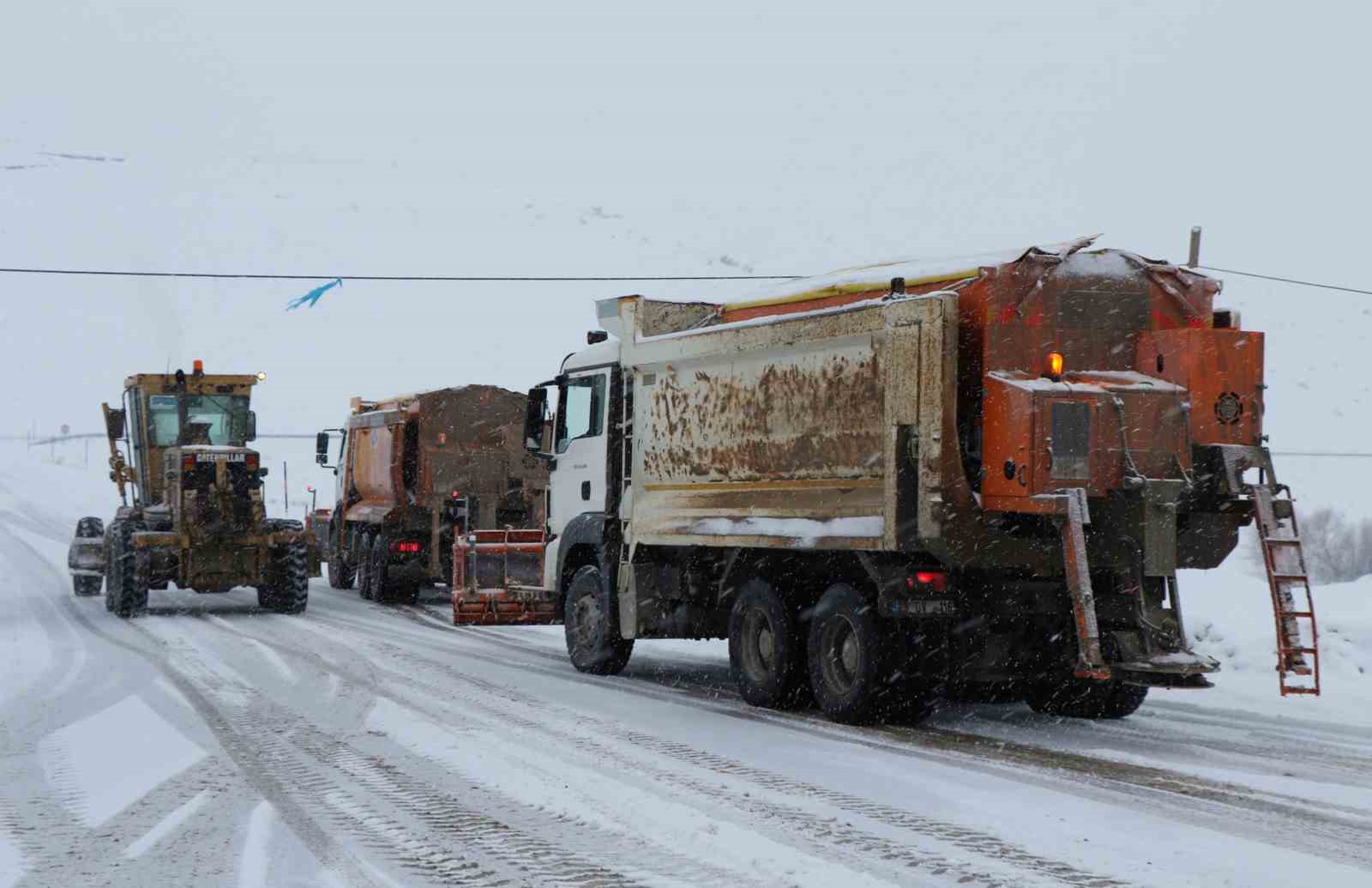 Sakaltutan Geçidinde tipi ve buzlanma etkili oldu
