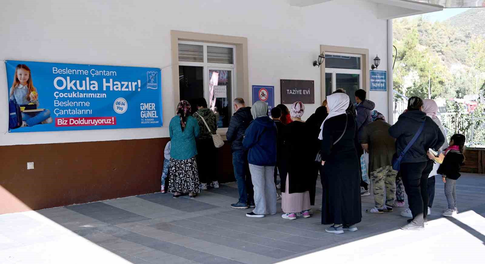 Kuşadası Belediyesi’nin beslenme çantası desteği başladı
