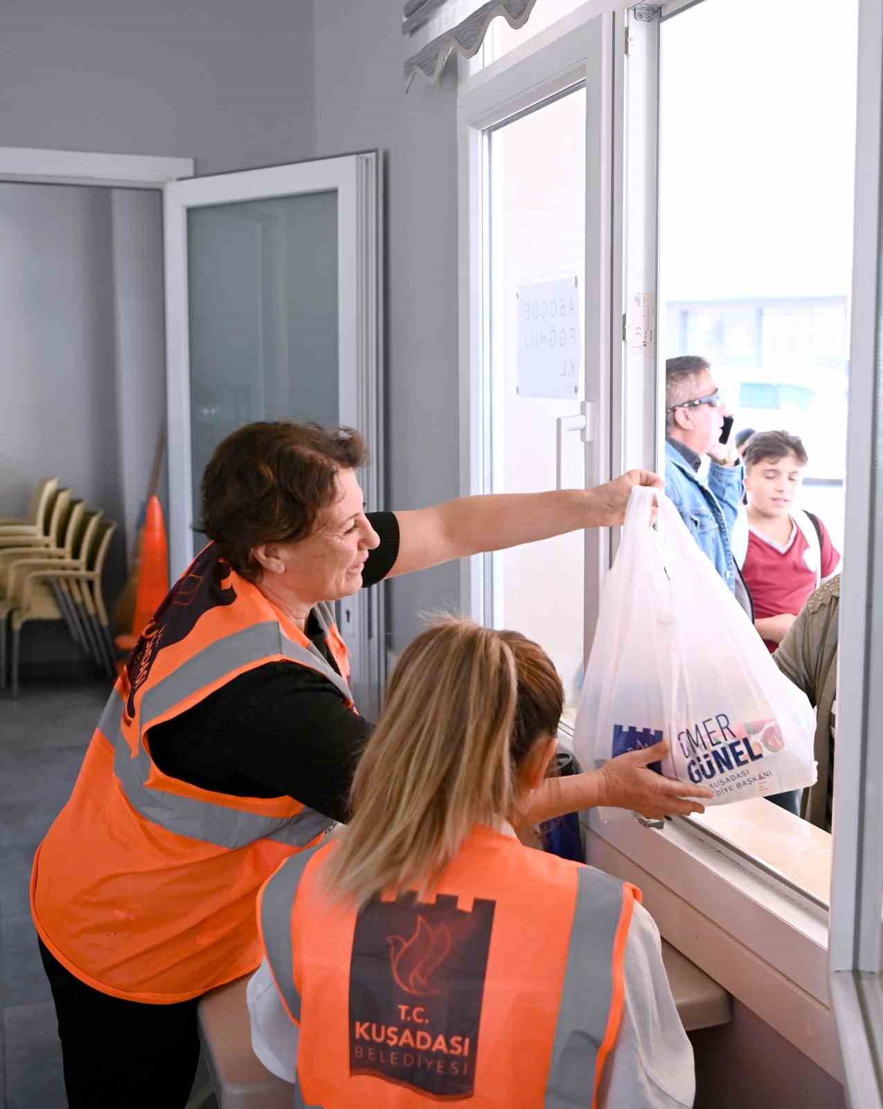 Kuşadası Belediyesi’nin beslenme çantası desteği başladı
