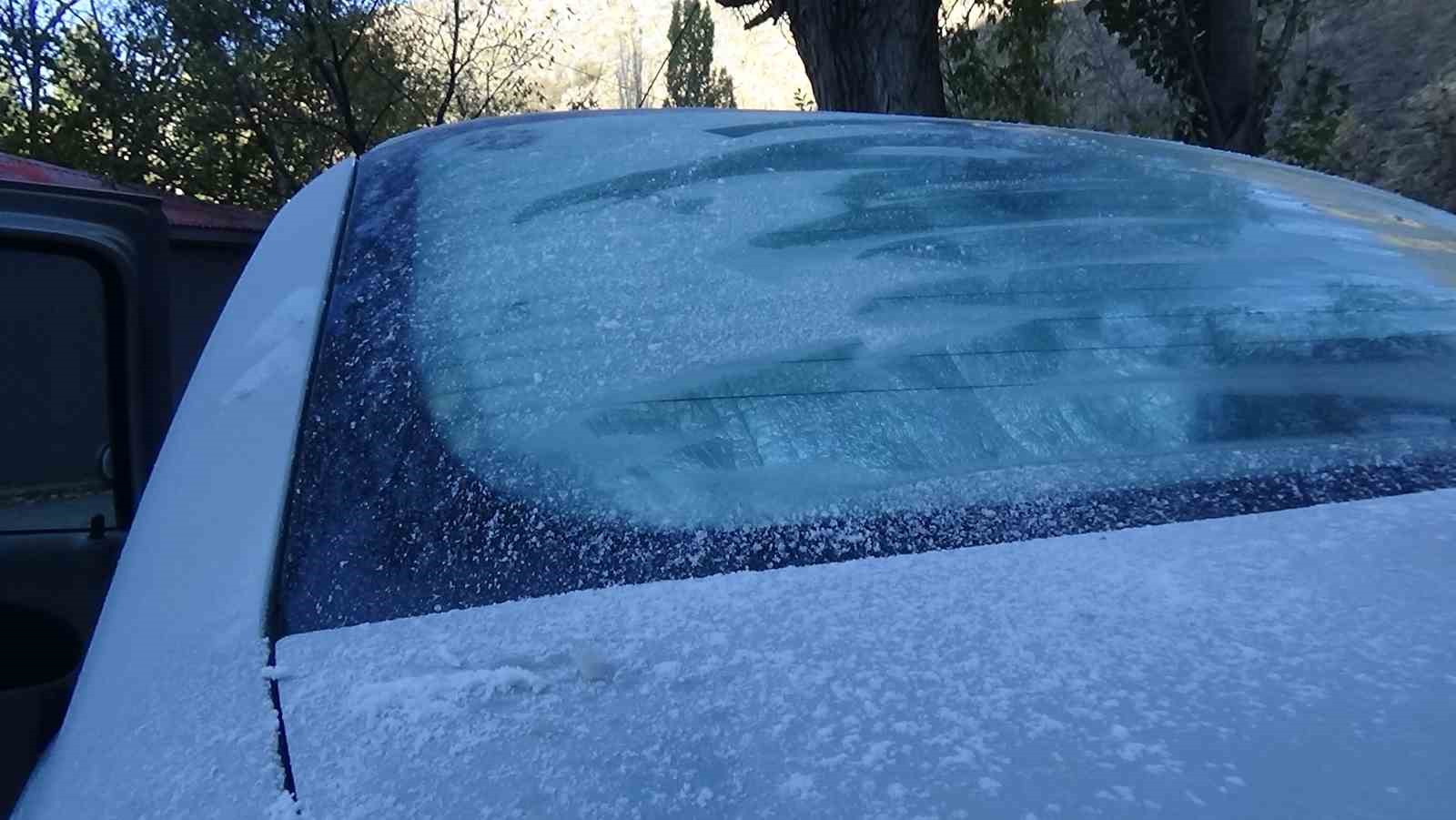 Kars buz kesti, araçların camları dondu
