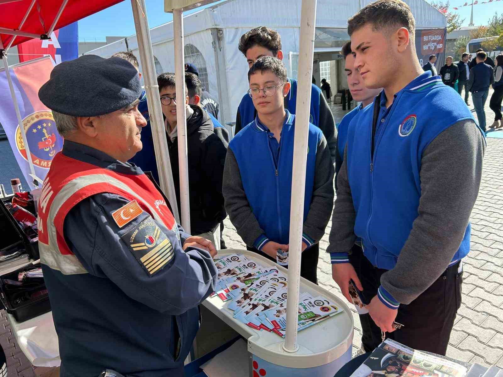 Kütahya OSB Kariyer Fuarında Jandarmadan tanıtım faaliyeti
