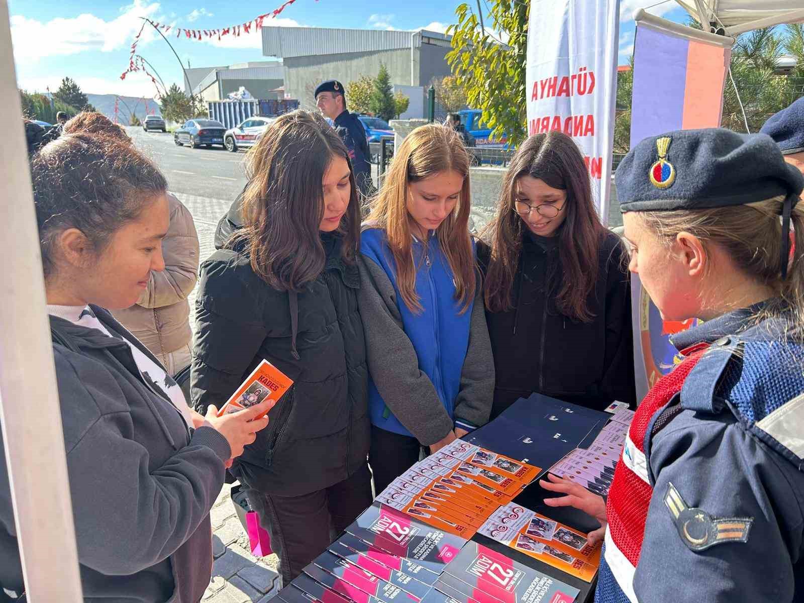 Kütahya OSB Kariyer Fuarında Jandarmadan tanıtım faaliyeti
