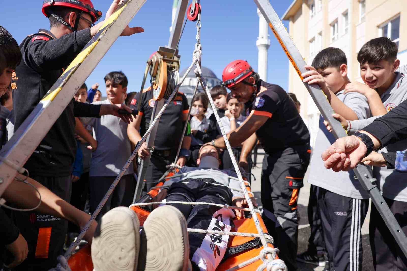 Ümraniye Belediyesi’nden afetlere karşı örnek program
