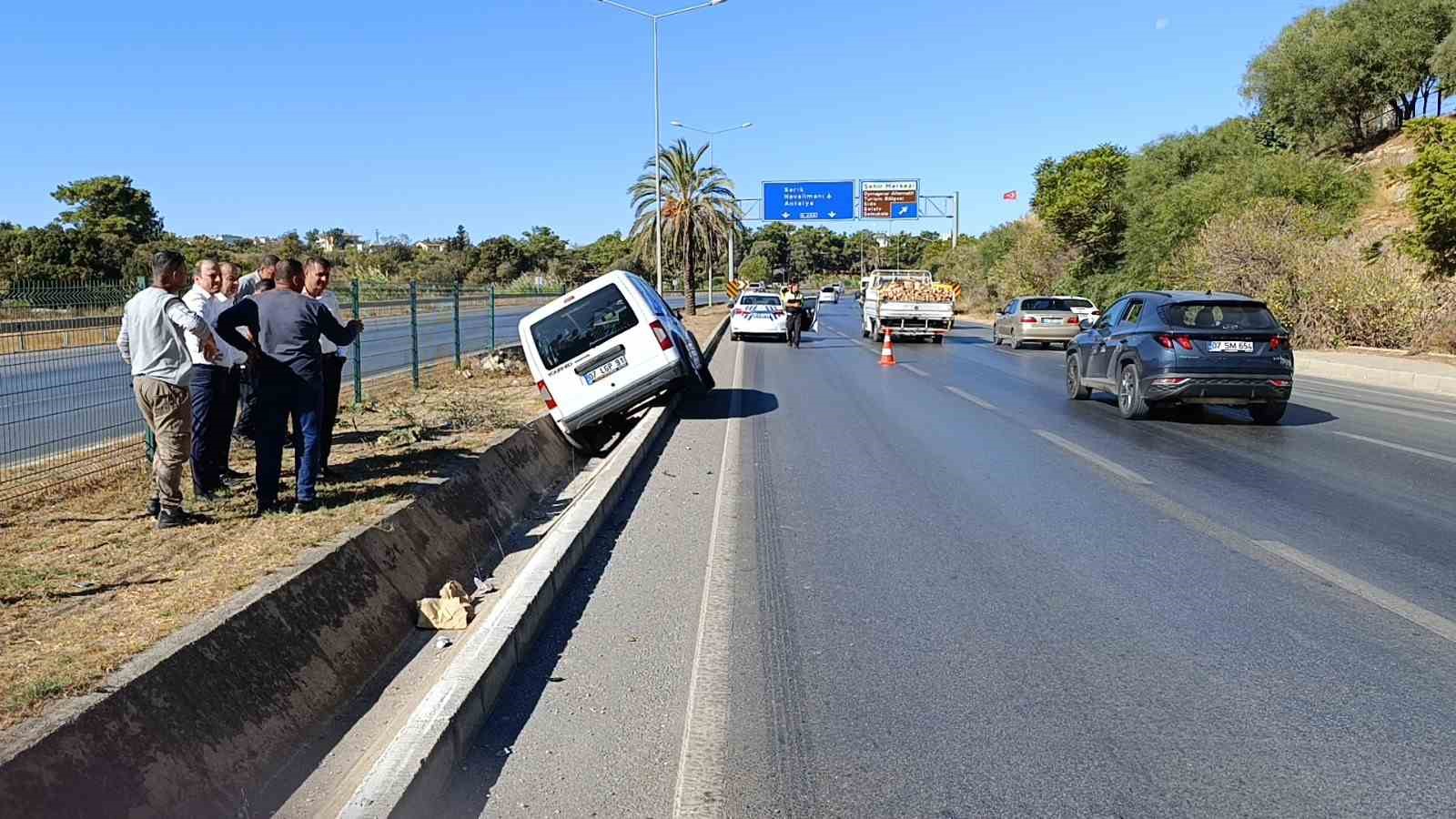 Önündeki araca çarpmamak için yağmur suyu tahliye kanalına düştü
