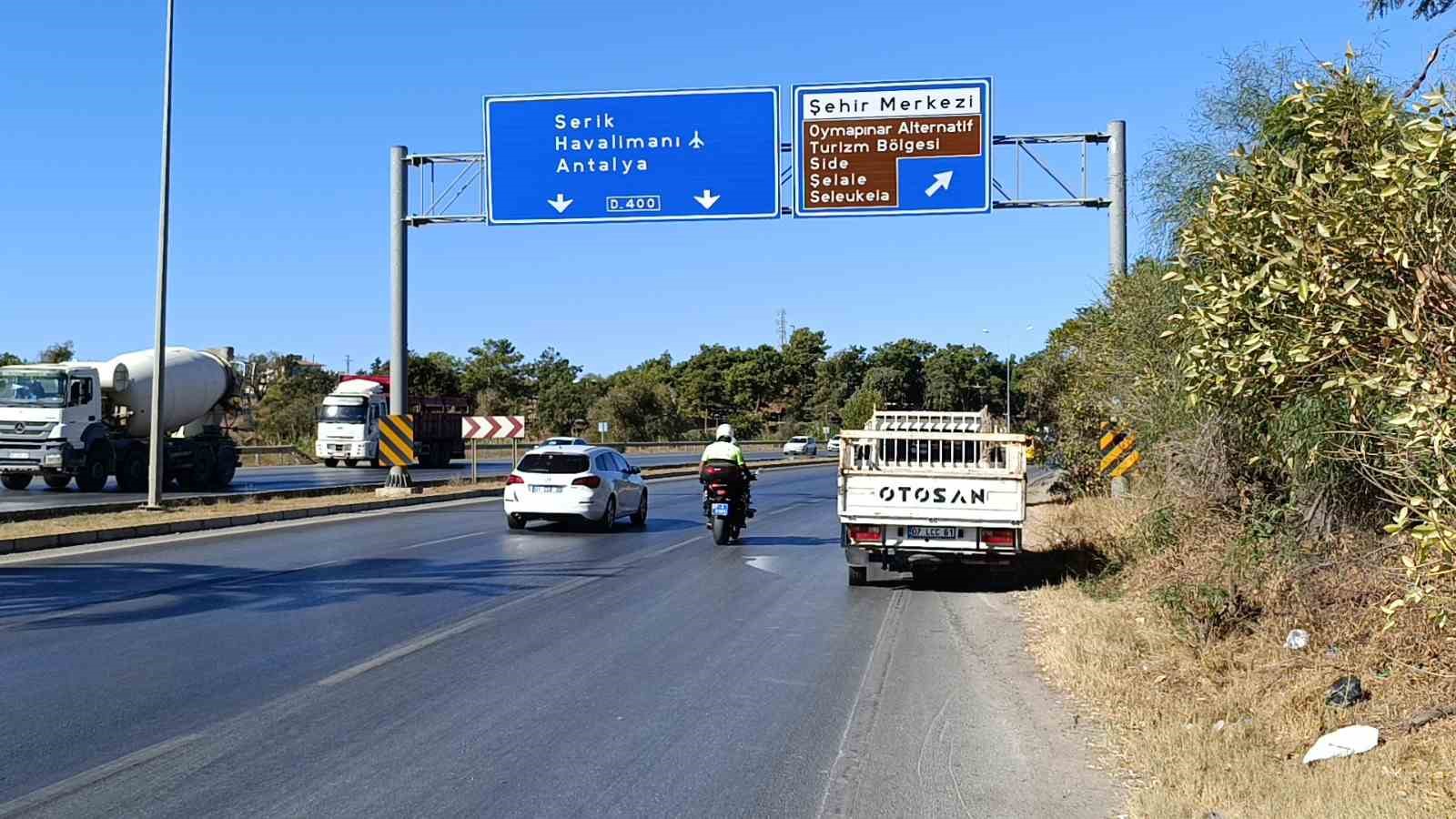 Önündeki araca çarpmamak için yağmur suyu tahliye kanalına düştü
