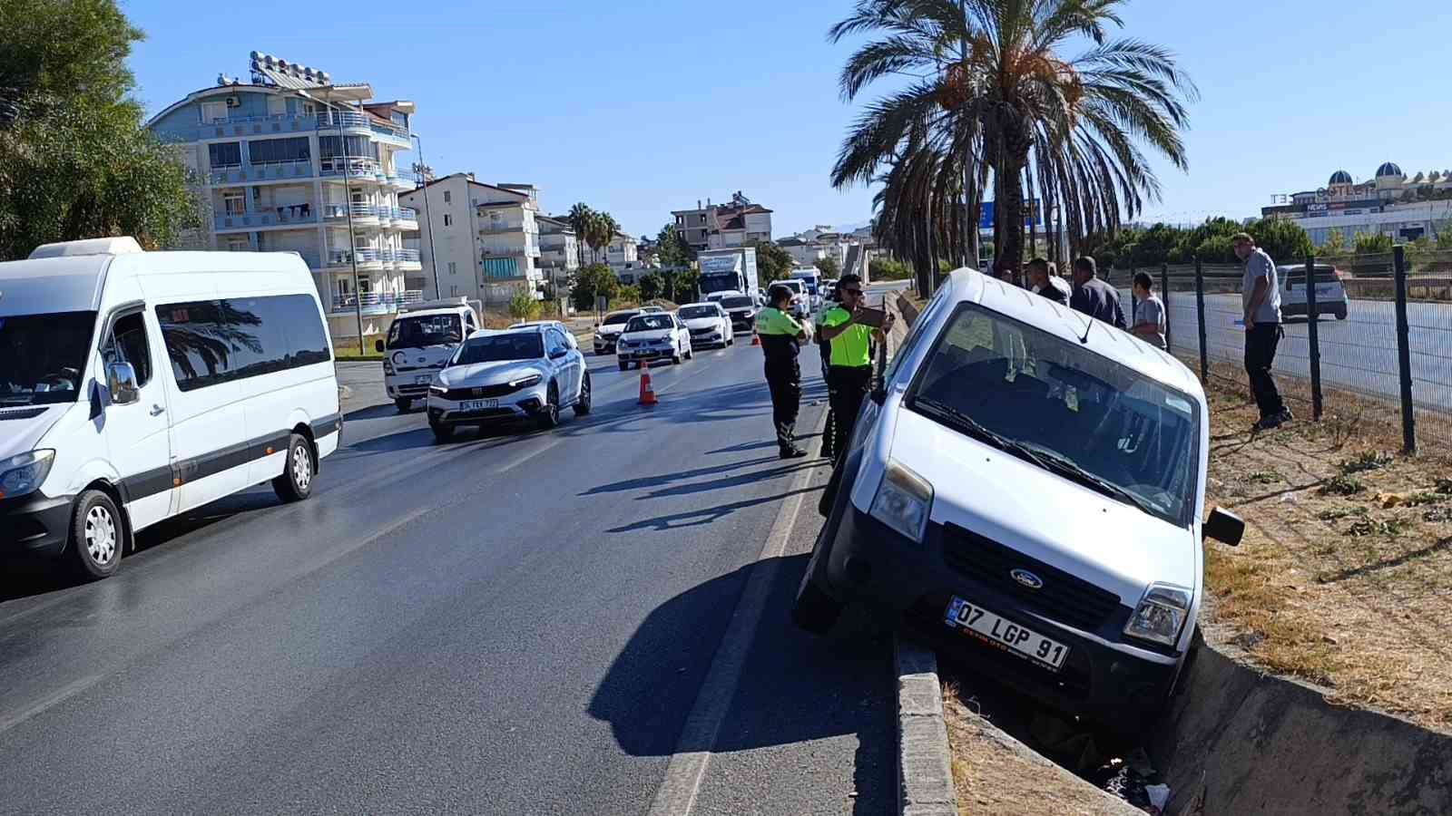 Önündeki araca çarpmamak için yağmur suyu tahliye kanalına düştü
