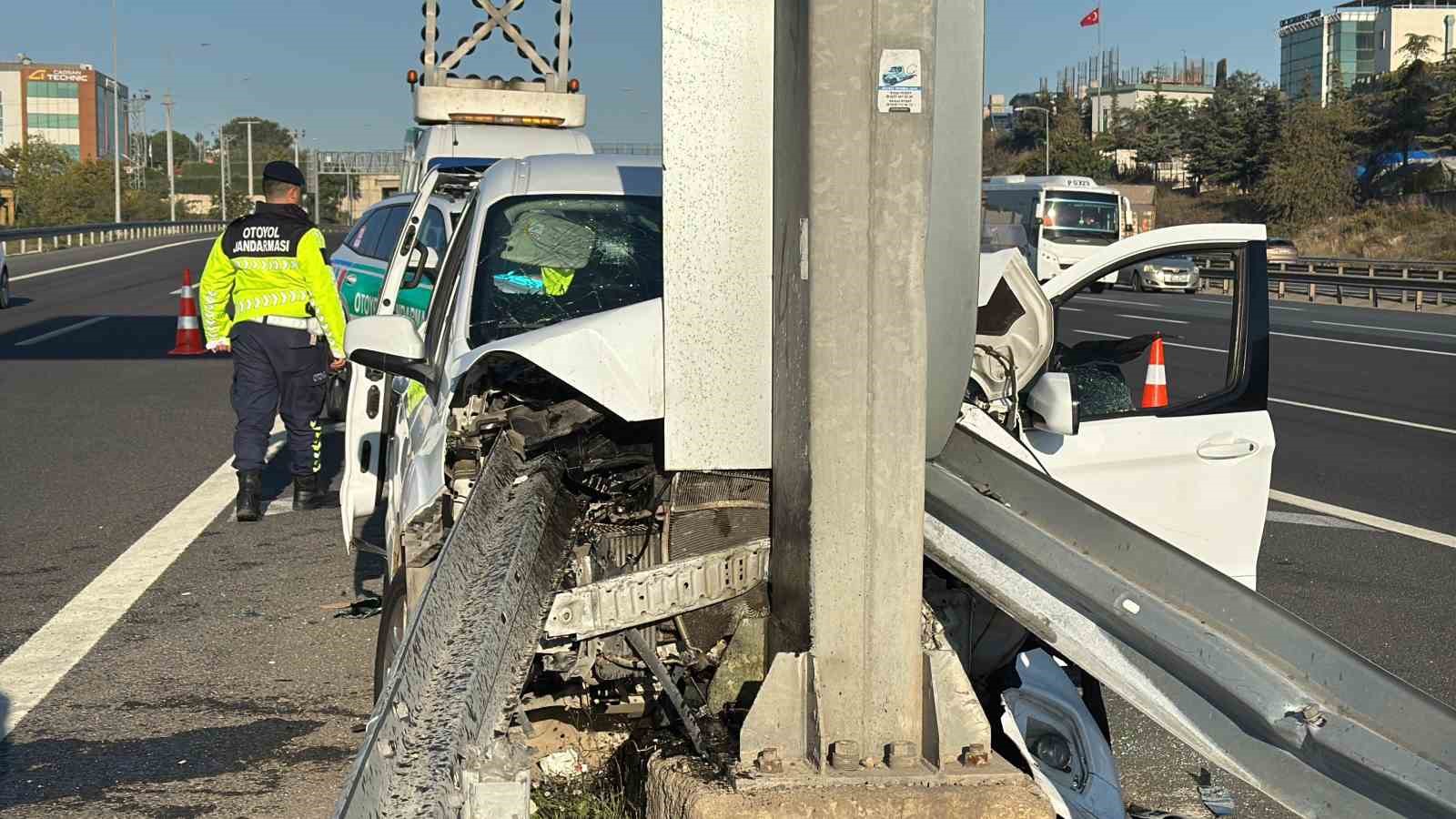 Bariyer deldi geçti, feci kaza
