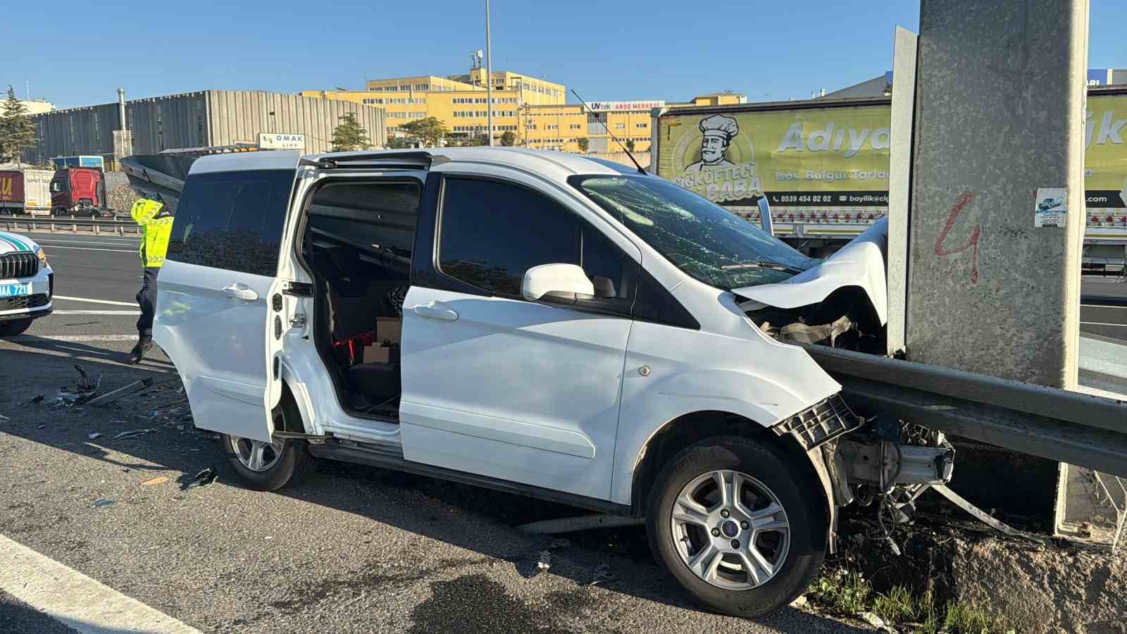 Bariyer deldi geçti, feci kaza
