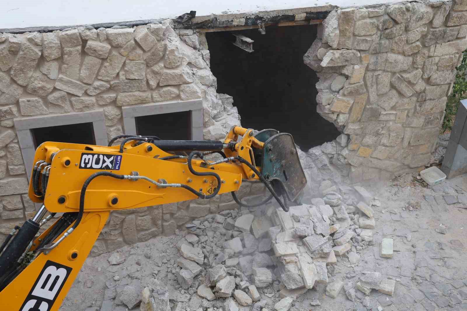 Kapadokya’da kaçak yapıların yıkımı sürüyor
