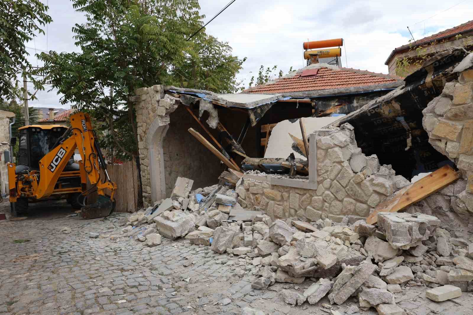 Kapadokya’da kaçak yapıların yıkımı sürüyor
