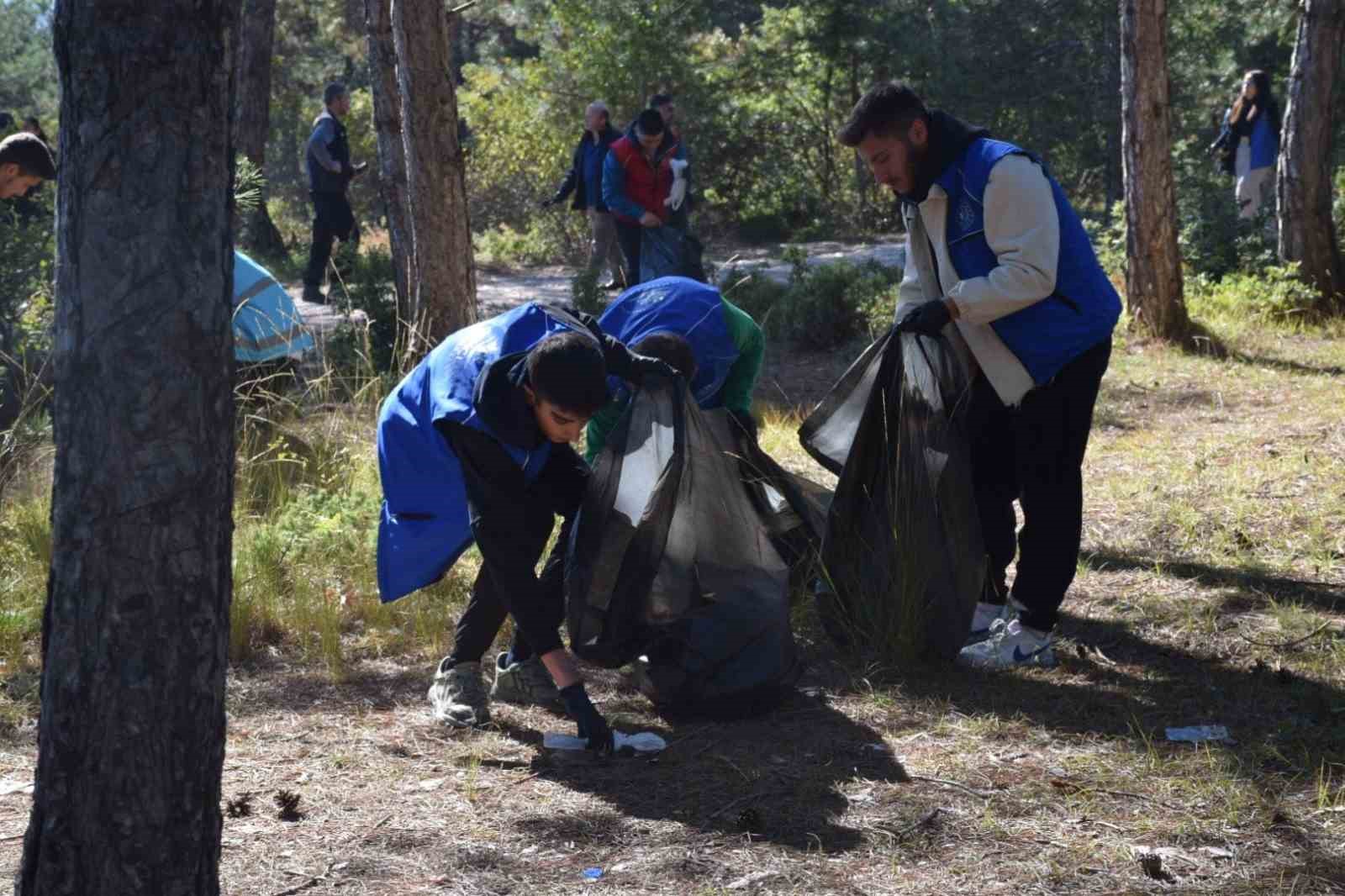 O kadar çöp topladılar ki poşetleriyle ’Bilecik’ yazdılar
