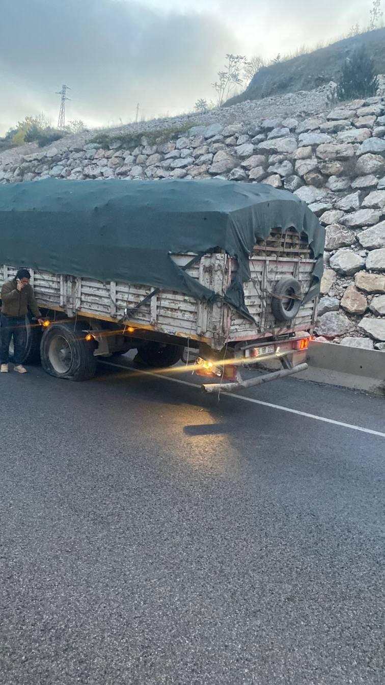 Seyir halindeki kamyonet tıra arkadan çarpıştı, 1 kişi yaralandı
