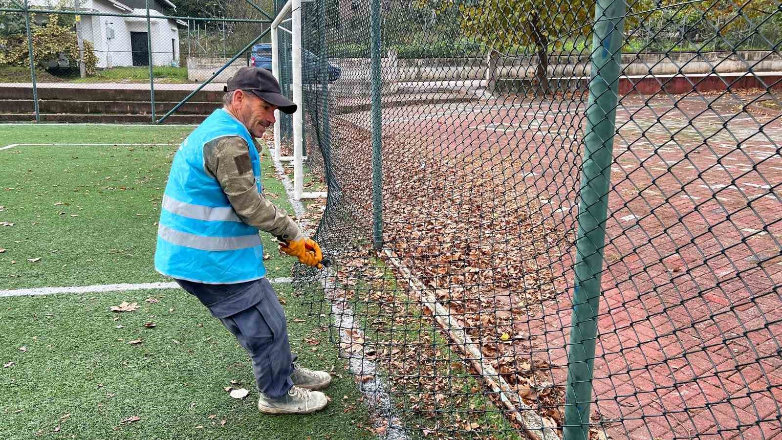 Başiskele’de spor sahalarına bakım ve onarım
