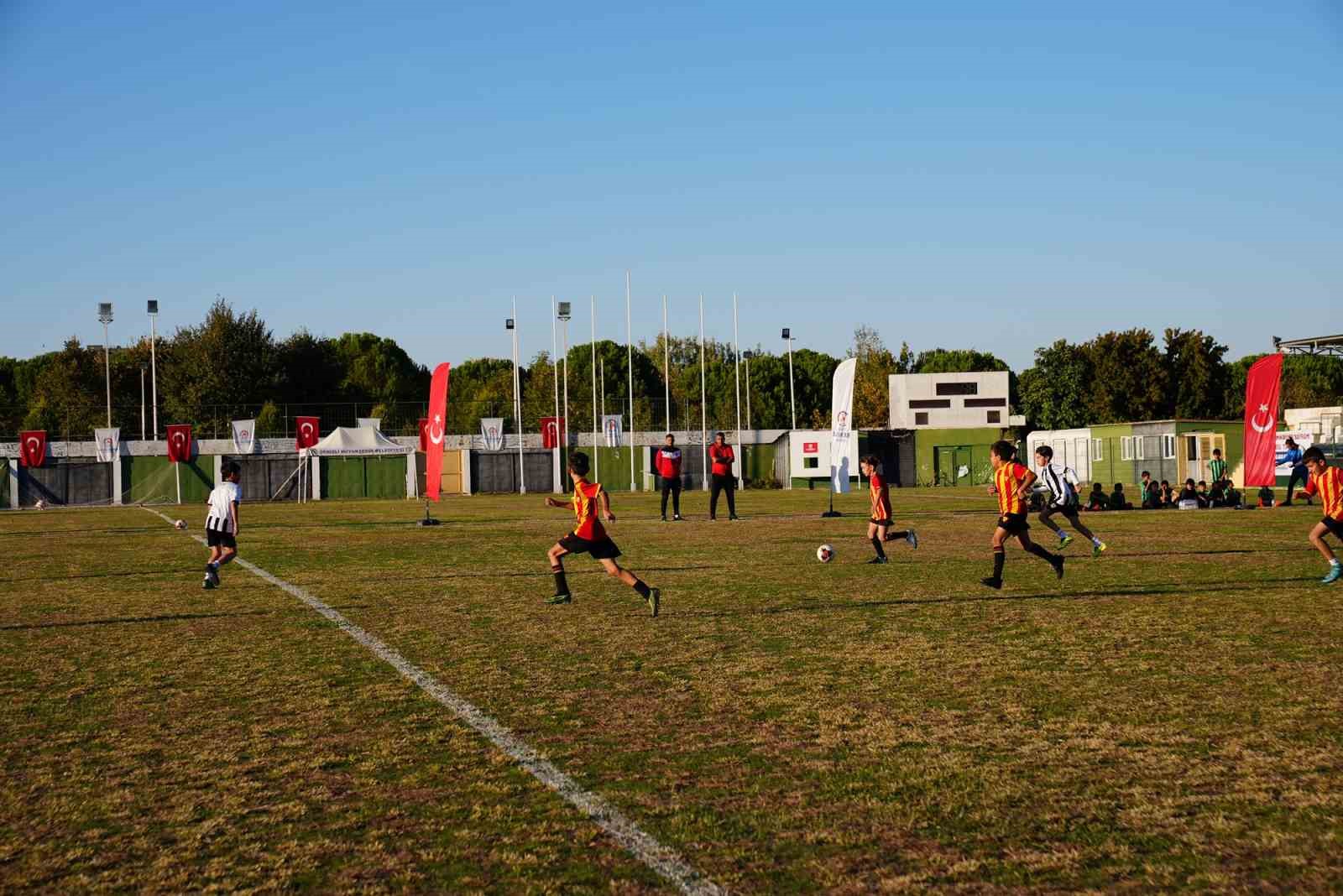 Başkan Çavuşoğlu; “29 Ekim coşkusunu futbol ile yaşıyoruz”
