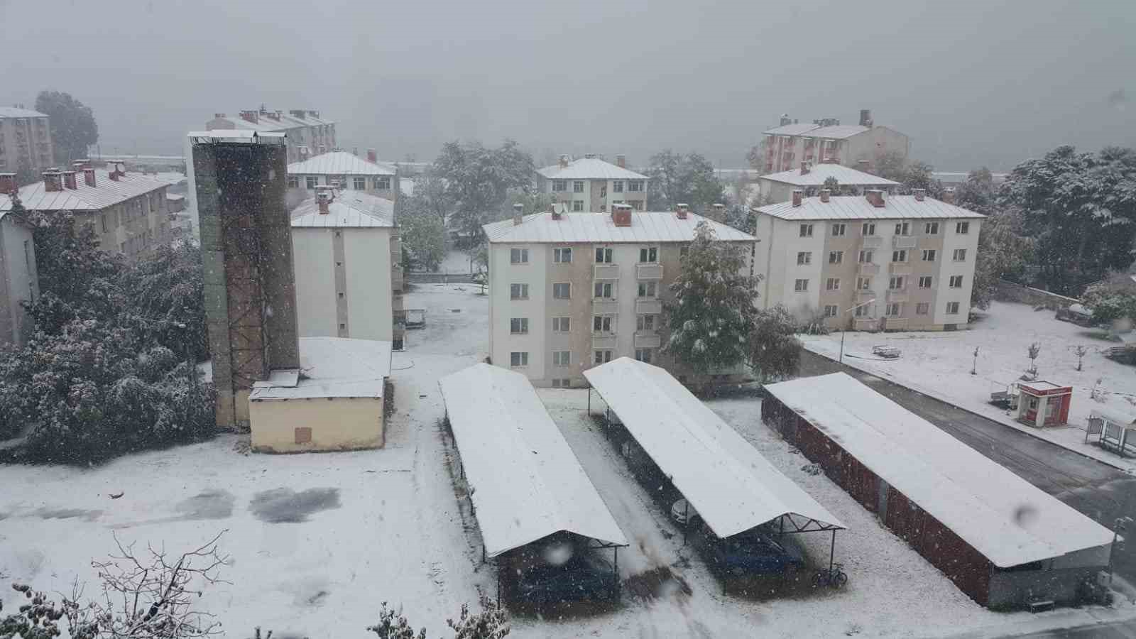 Tatvan’da mevsimin ilk karı yağdı
