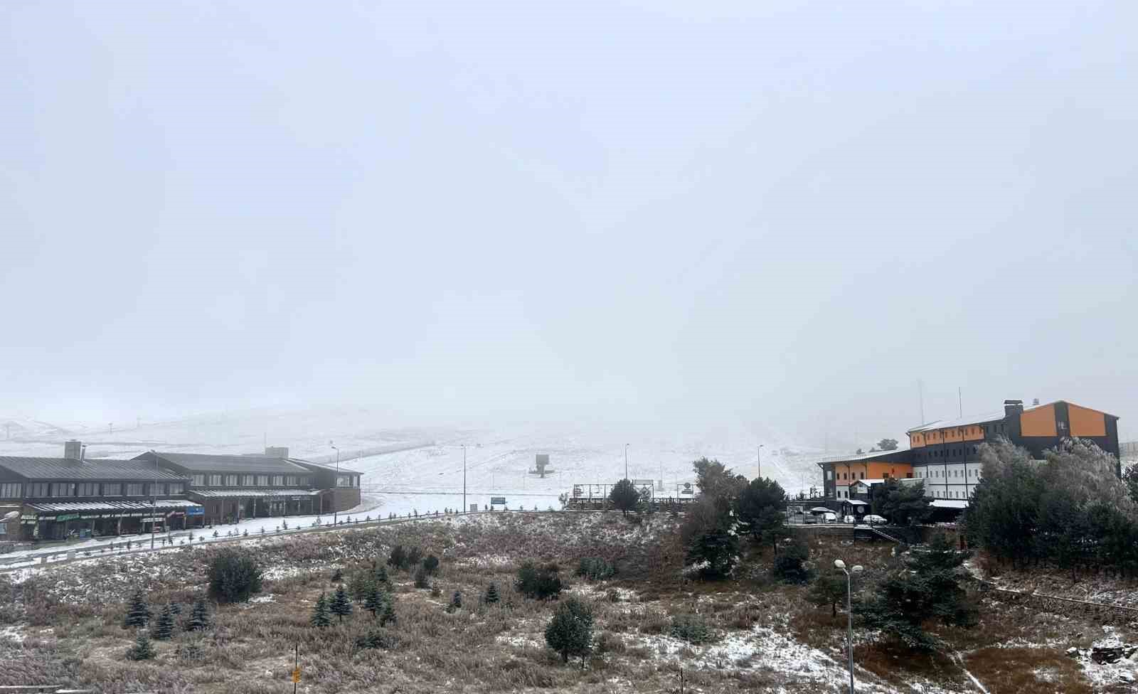 Erciyes’te kar yağışı sürüyor
