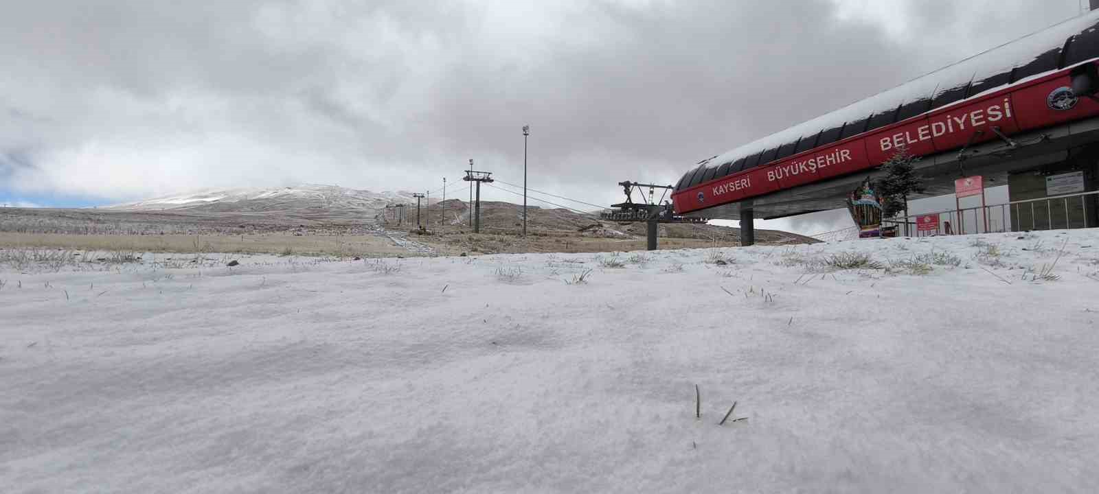 Erciyes’te kar yağışı sürüyor
