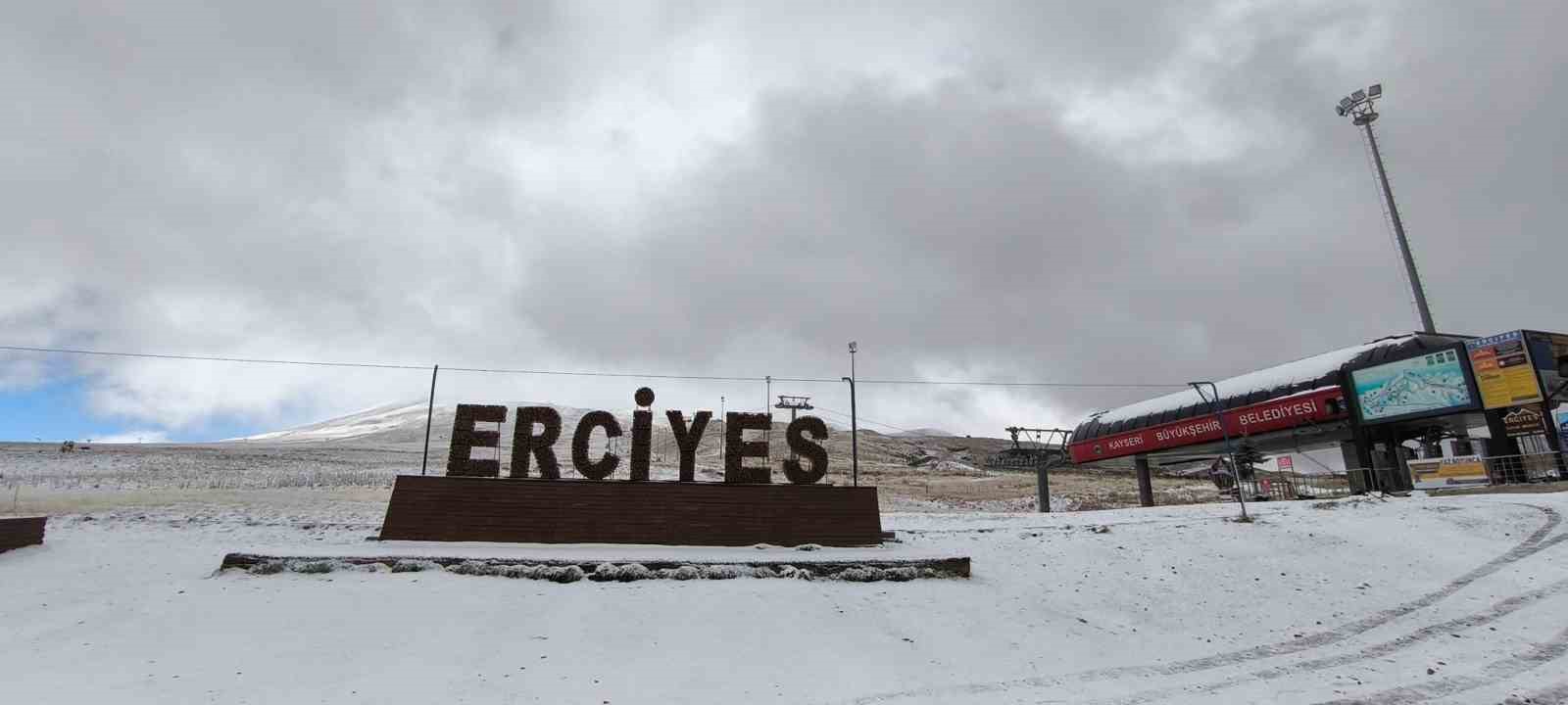 Erciyes’te kar yağışı sürüyor
