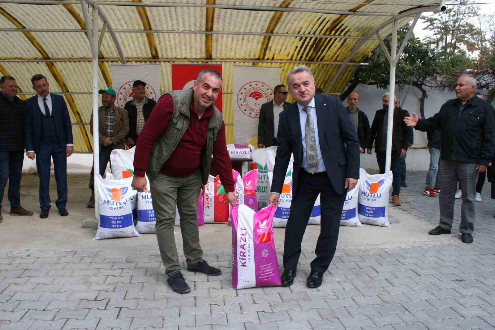 Bozüyük’te çiftçilere yem bitkisi tohumu dağıtıldı
