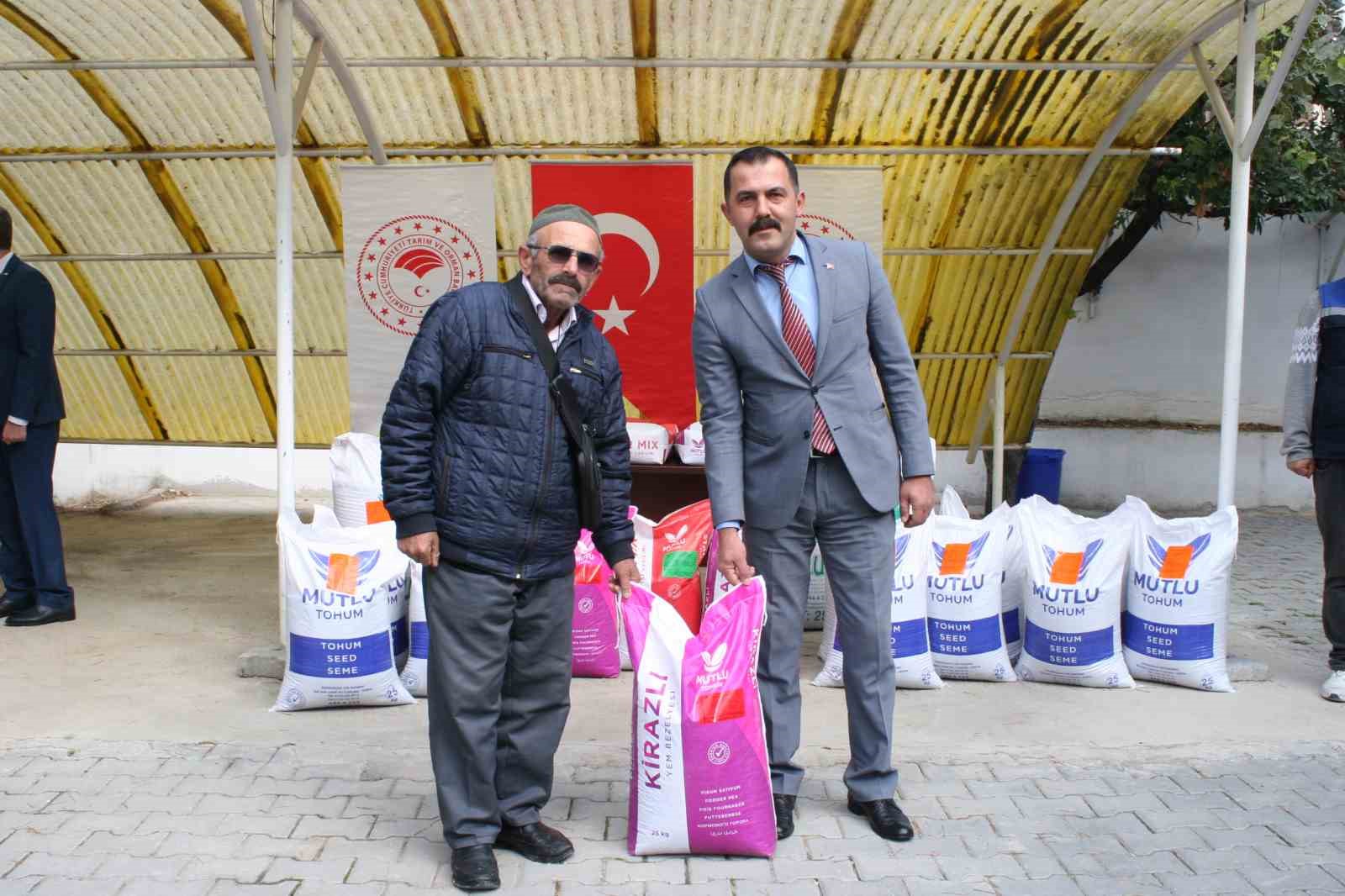 Bozüyük’te çiftçilere yem bitkisi tohumu dağıtıldı
