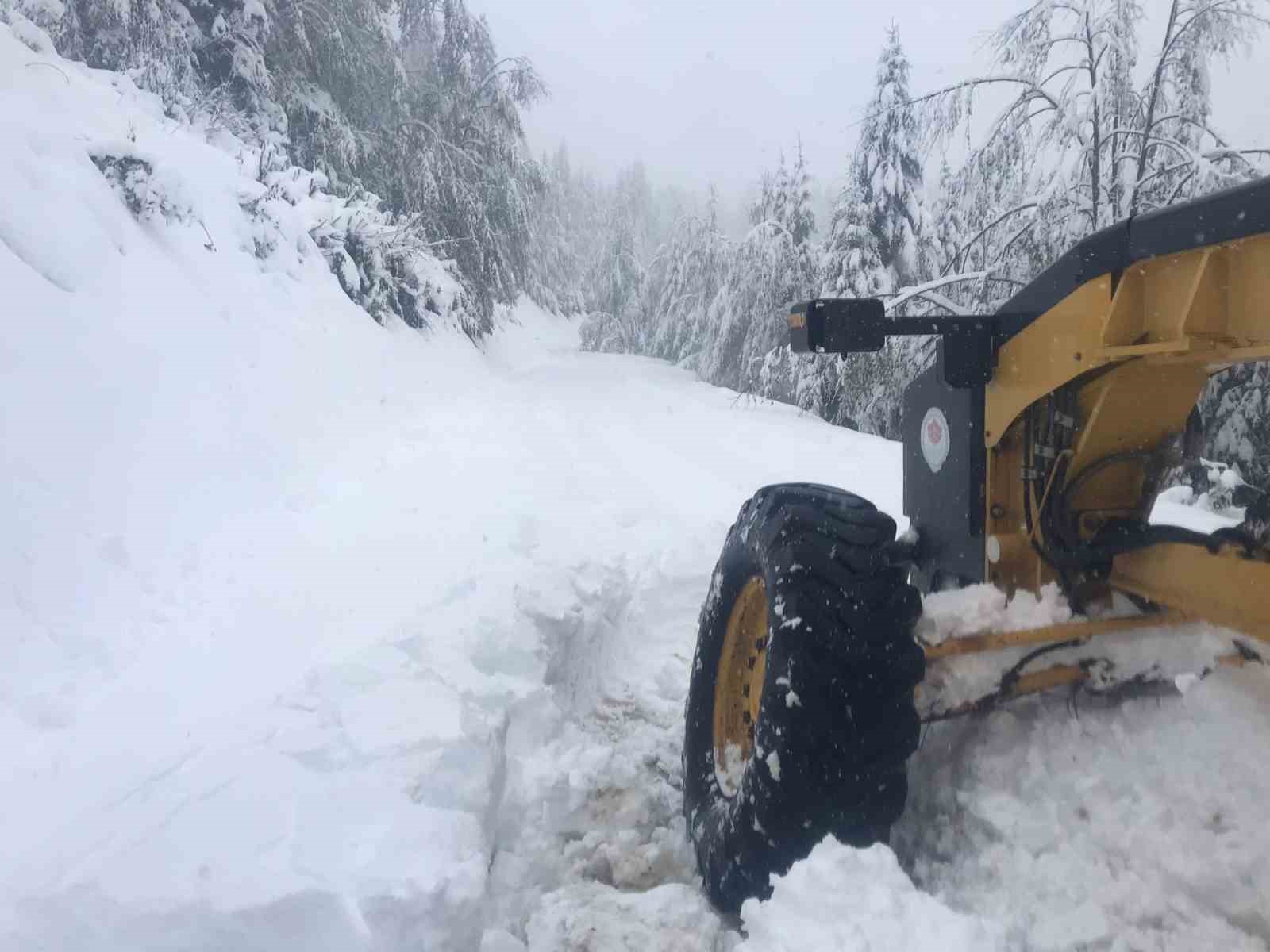 Trabzon’da yayla yollarında karla mücadele sürüyor
