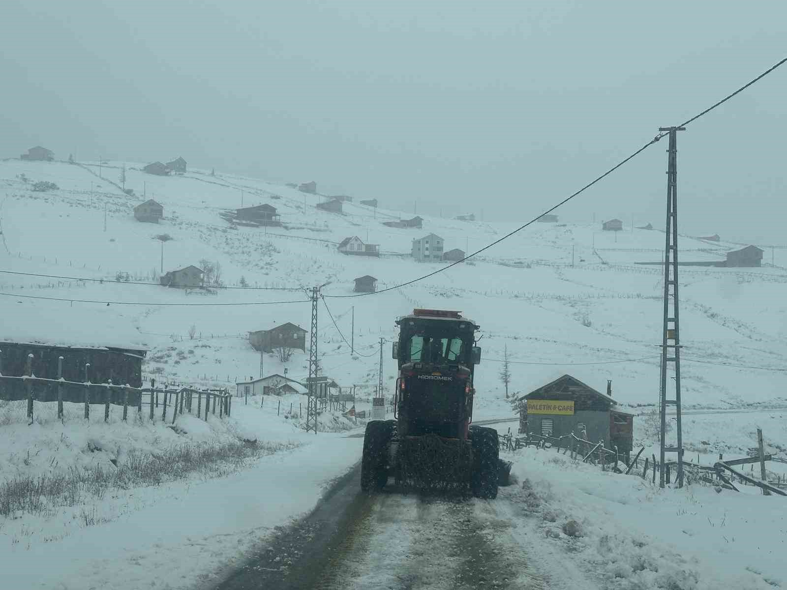 Trabzon’da yayla yollarında karla mücadele sürüyor
