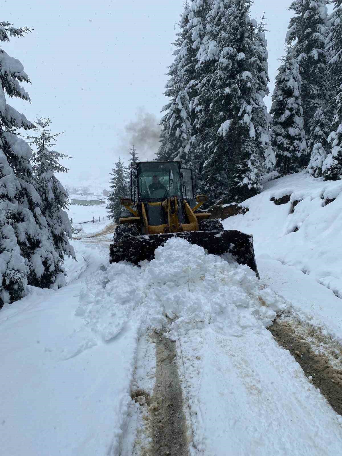 Trabzon’da yayla yollarında karla mücadele sürüyor
