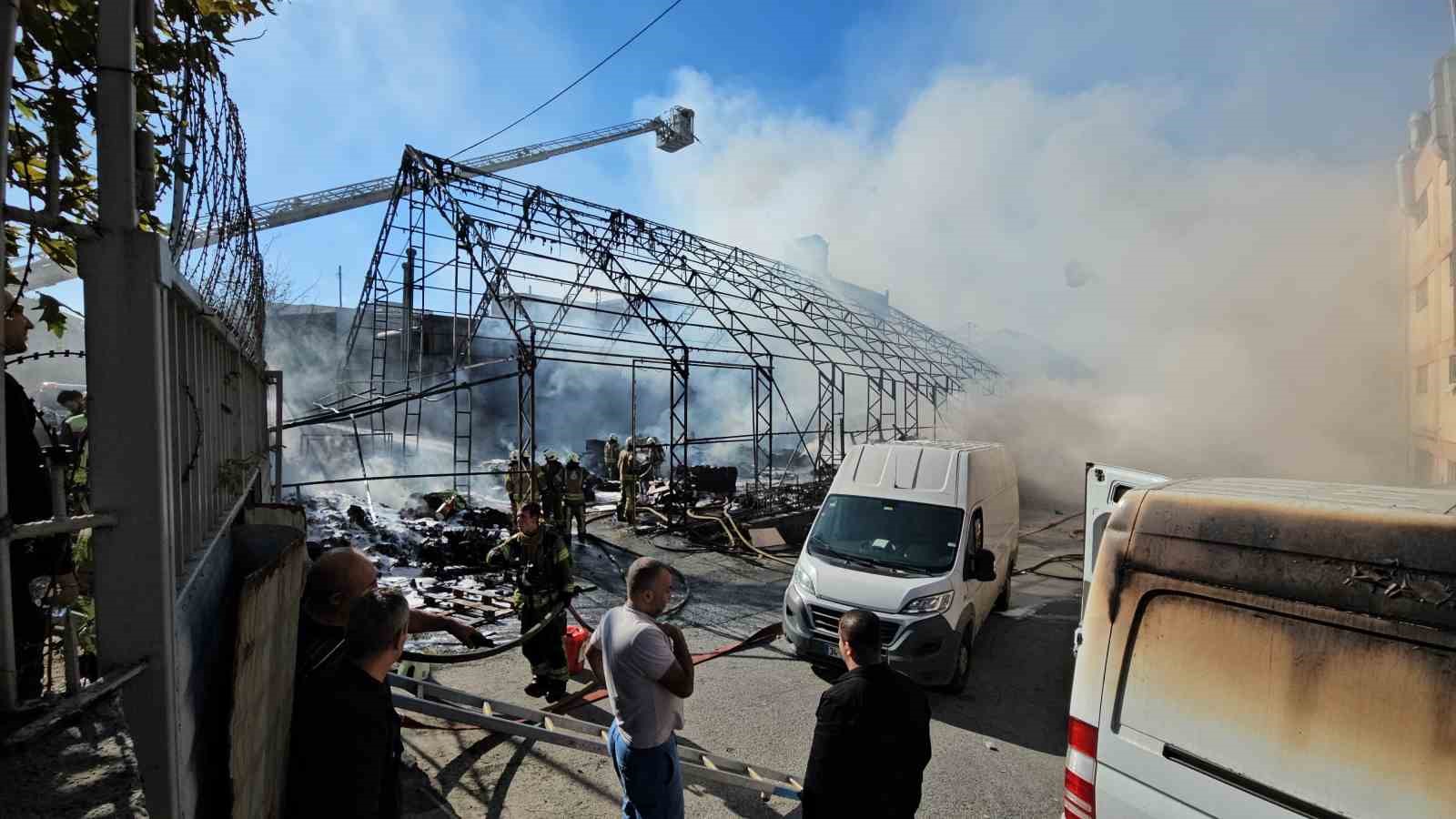 Gaziosmanpaşa’da korkutan yangın: Dumanlar kilometrelerce uzaktan görüldü
