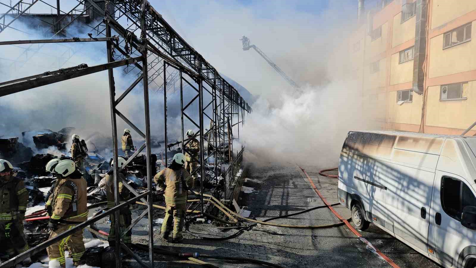 Gaziosmanpaşa’da korkutan yangın: Dumanlar kilometrelerce uzaktan görüldü
