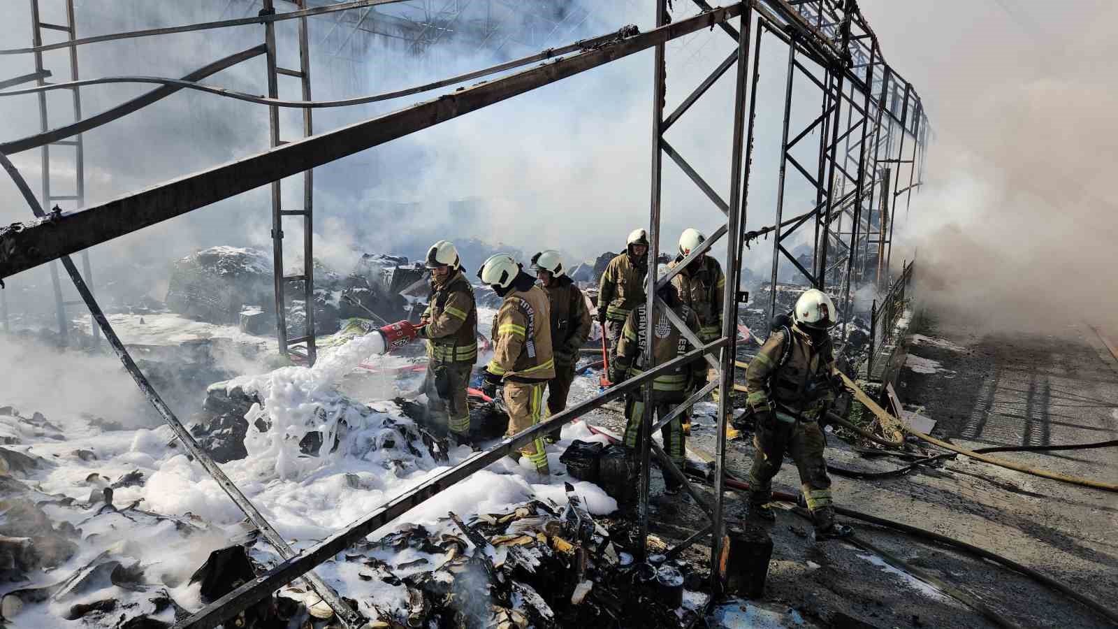 Gaziosmanpaşa’da korkutan yangın: Dumanlar kilometrelerce uzaktan görüldü
