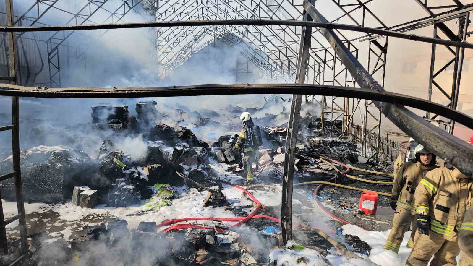 Gaziosmanpaşa’da korkutan yangın: Dumanlar kilometrelerce uzaktan görüldü
