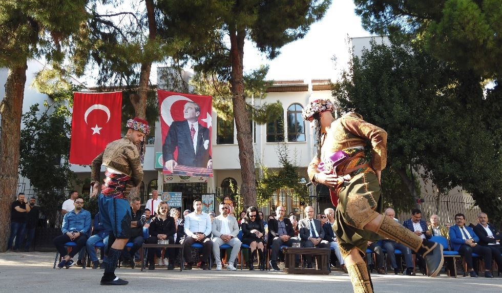 Ahilik teşkilatına girmeye hak kazanan çıraklar şedlerini kuşandı
