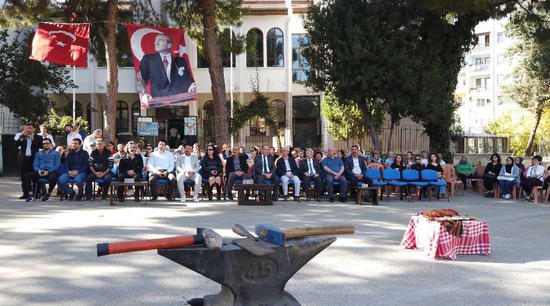 Ahilik teşkilatına girmeye hak kazanan çıraklar şedlerini kuşandı
