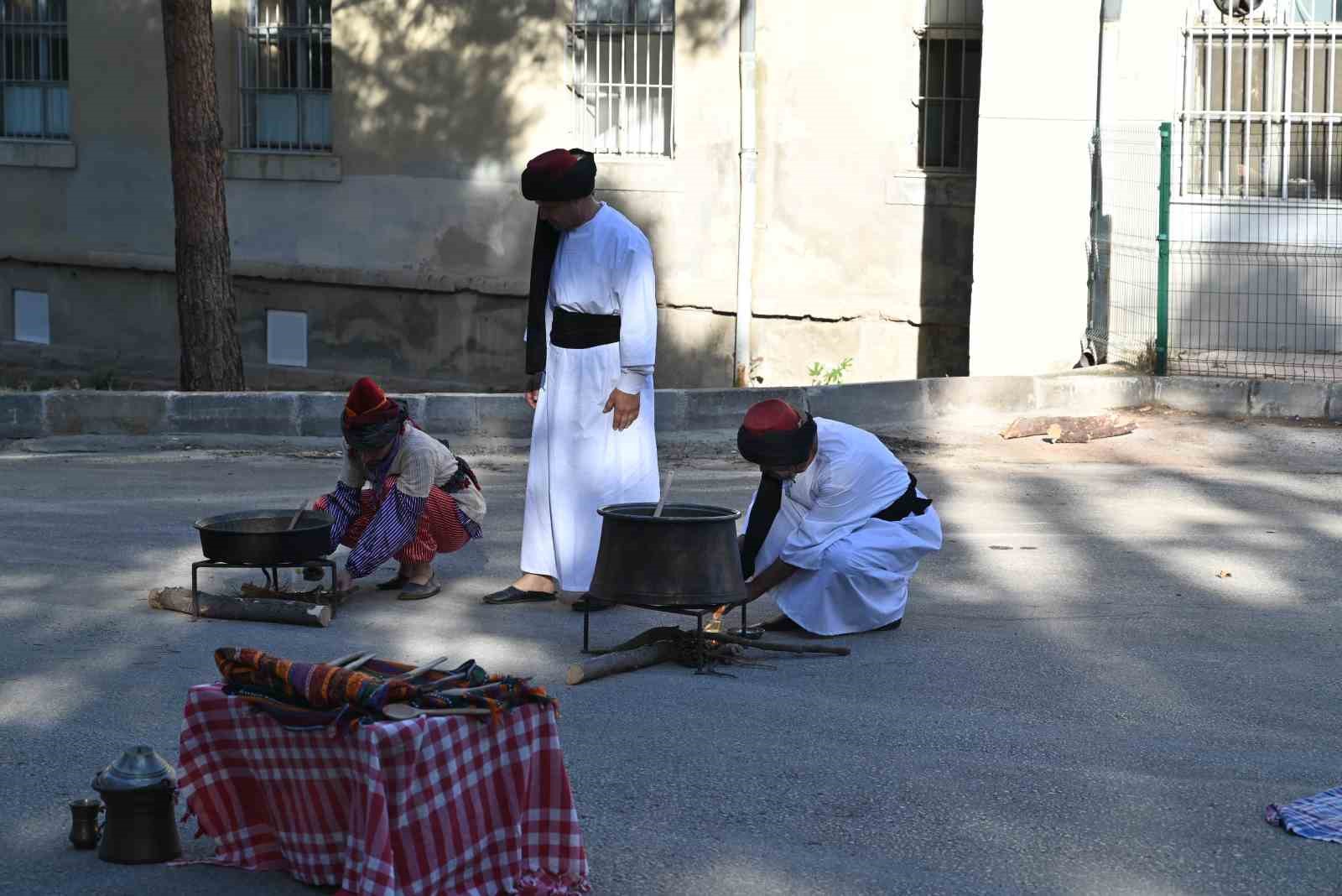 Ahilik teşkilatına girmeye hak kazanan çıraklar şedlerini kuşandı
