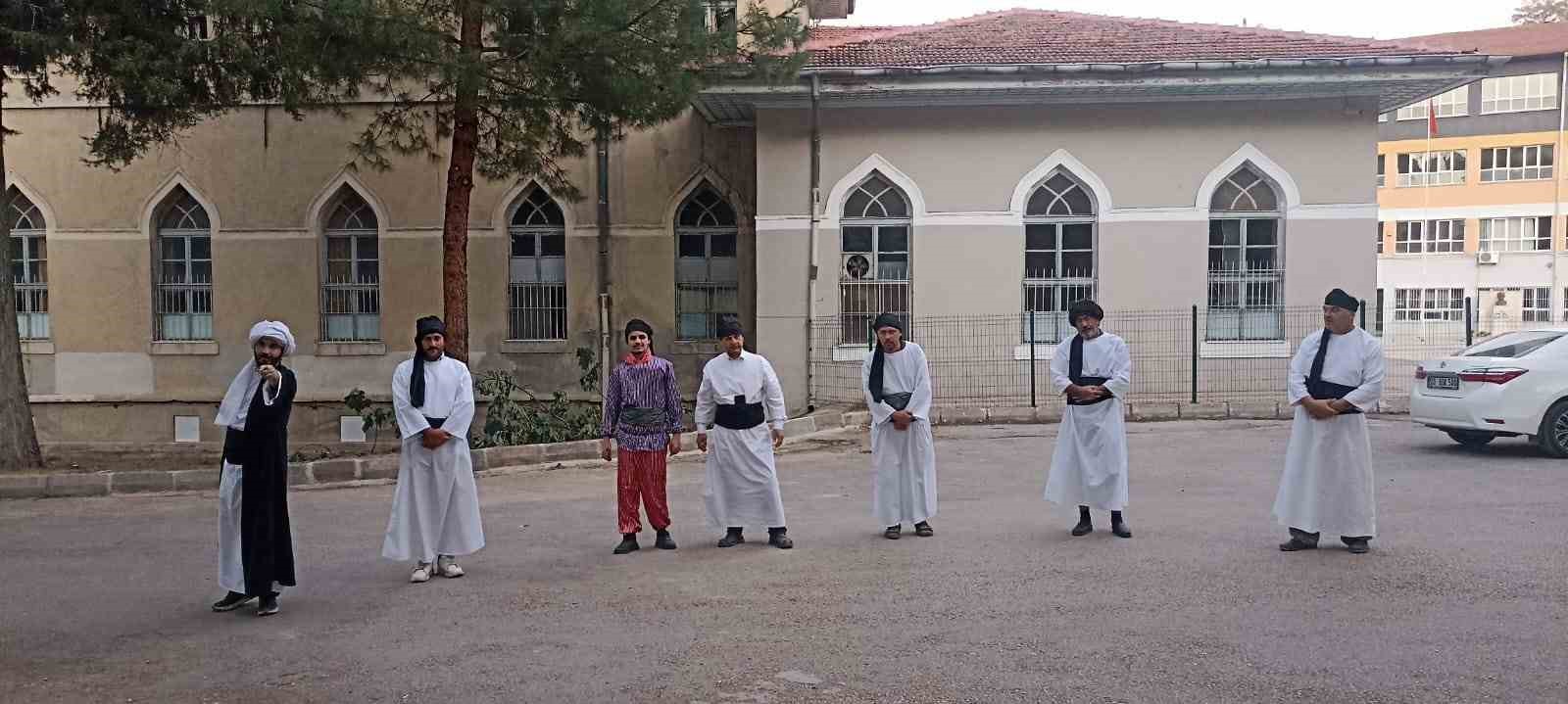 Ahilik teşkilatına girmeye hak kazanan çıraklar şedlerini kuşandı
